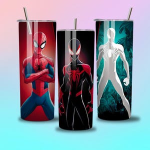 Puede incluir: Tres vasos de acero inoxidable con tapas y pajitas, cada uno con un dise&ntilde;o diferente de Spider-Man. Un vaso tiene un Spider-Man rojo y azul, otro tiene un Spider-Man negro y rojo, y el tercero tiene un Spider-Man blanco.