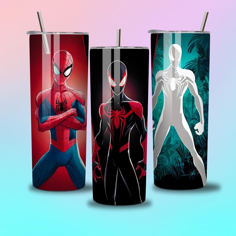 Puede incluir: Tres vasos de acero inoxidable con tapas y pajitas, cada uno con un dise&ntilde;o diferente de Spider-Man. Un vaso tiene un Spider-Man rojo y azul, otro tiene un Spider-Man negro y rojo, y el tercero tiene un Spider-Man blanco.