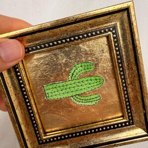 Petit cactus en peinture, mini cadre d'art, petite peinture originale, 4 x 4 pouces cadre doré, décoration murale mignon désert, petit art fait main image 9