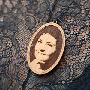 Personalisierter Gedenk Anhänger aus Holz mit Fotogravur, Erinnerungskette als Trauerschmuck, individuelles Andenken Geschenk