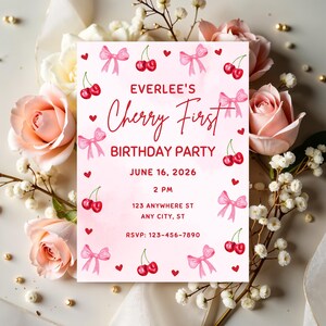 Może przedstawiać: Różowa karta zaproszenia z tekstem "Cherry First Birthday Party" i szczegółami wydarzenia. Projekt zawiera akwarelowe wiśnie, różowe kokardy i serca. Zaproszenie otoczone jest różowymi różami i białymi kwiatami.