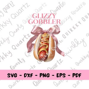 Puede incluir: Gráfico digital que presenta un perrito caliente con mostaza y ketchup, adornado con un lazo rosa. El texto "Glizzy Gobbler" está encima del perrito caliente. Incluye los tipos de archivo: SVG, DXF, PNG, EPS y PDF.