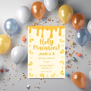 Puede incluir: Una invitación de fiesta con el texto "Holy Macaroni!" y detalles para una fiesta de cumpleaños de 8 años. La invitación está decorada con elementos de dibujos animados de macarrones con queso y rodeada de globos de colores.