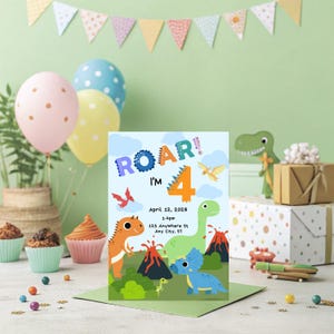 Może przedstawiać: Zaproszenie urodzinowe z motywem dinozaurów. Zaproszenie zawiera tekst "ROAR! I'M 4" z ilustracjami dinozaurów, wulkanów i datą 12 kwietnia 2028. Balony i babeczki w tle.