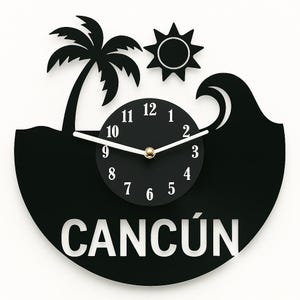 Horloge disque vinyle Cancún - oeuvre d'art murale palmier tropical - cadeau de décoration de plage fait main à partir de vinyle recyclé