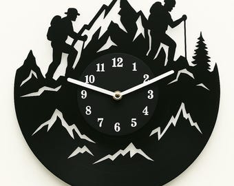 Vinyl wandklok Hiking Mountain – avontuurlijk decor voor buitenliefhebbers en kampeerders