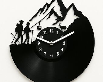 Vinyl wandklok bergwandelaars – decor voor avontuurlijk wandelen voor natuurliefhebbers