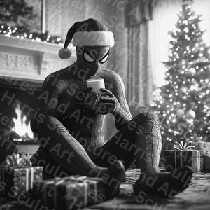 Puede incluir: Imagen en blanco y negro de Spider-Man con un gorro de Papá Noel, sosteniendo una taza y sentado frente a una chimenea y un árbol de Navidad. Los regalos están esparcidos por el suelo, creando una escena festiva.