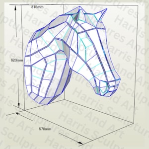 Può includere: Una scultura geometrica a forma di testa di cavallo, resa in una vista isometrica 3D. La scultura è bianca con contorni blu e le dimensioni sono indicate: 315 mm di altezza, 623 mm di lunghezza e 570 mm di larghezza. È un'opera d'arte moderna.