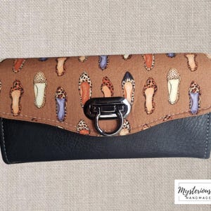 Cartera de mano necesaria