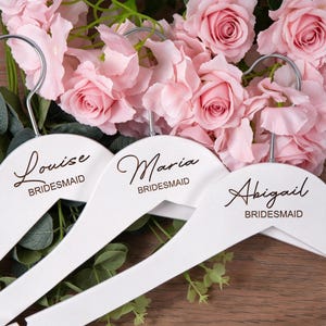 Percha nupcial personalizada, percha de madera para novios, percha para vestido de novia con nombre grabado, regalo para damas de honor, recuerdo de boda.