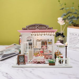 Miniatur Puppenhaus Bausatz, Chocolatier Shop, DIY Modellbau Kit mit detaillierten Möbeln, verträumte Handarbeit Dekoration, Geschenk für Freunde