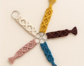 Macrame Keychain – 9 Colors – Handmade & Customizable – Boho Gift – Friendship – Bag