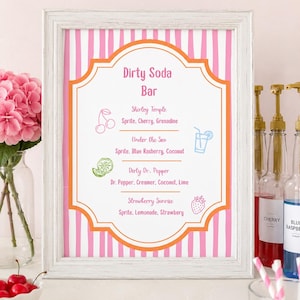 Könnte beinhalten: Ein gerahmtes Schild mit weißem Hintergrund und rosa und weißen vertikalen Streifen. Auf dem Schild steht "Dirty Soda Bar" und es listet Soda-Rezepte mit Illustrationen von Kirschen, einem Cocktail, einer Limette und einer Erdbeere auf. Kirsch- und blaue Himbeersirupe sind sichtbar.