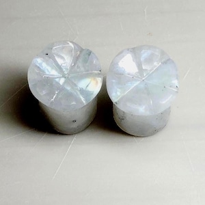 Weißer Regenbogen Mondstein geschnitzte Tunnel-Plugs, Double Flare Glatte Polnische Handgemachte Ohr-Dehner-Messgeräte