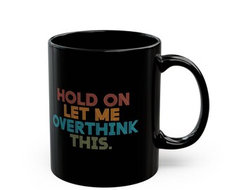 Mutig überdenkende schwarze Tasse
