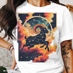 Kosmische Ram sterrenbeeld geit Art T-shirt, astrologie sterrenbeeld ontwerp T-shirt, hemelse ram sterrenkaart shirt, top met ruimtethema
