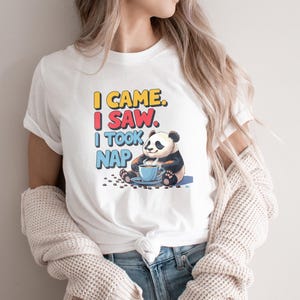 Camiseta "Llegué, vi, tomé una siesta", camiseta con café de oso panda, camiseta divertida con eslogan perezoso, regalo para amantes de los animales, camiseta con estampado de dibujos animados, panda dormido