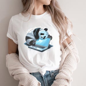 Camiseta de panda adorable, panda durmiendo con portátil, divertida camiseta de animal, regalo para programador, camiseta de dibujos animados, regalo para amantes de los pandas.