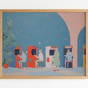 Op de afbeelding: Een ingelijste kunstdruk met een rij kleurrijke arcadekasten in een kamer met een blauwe muur en een grote kamerplant. Verschillende figuren zijn afgebeeld terwijl ze de machines bedienen, sommigen zittend op krukken, in een vlakke illustratiestijl.