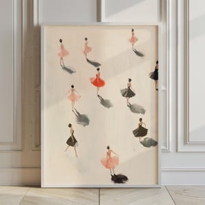 Può includere: Una stampa d'arte incorniciata con sfondo beige chiaro che raffigura diverse figure di ballerini in movimento. I ballerini indossano abiti nei toni del pesca, del rosso e del nero, proiettando ciascuno un'ombra scura sul pavimento sottostante.