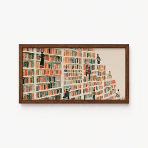 以下が含まれることがあります： カラフルな本で満たされた高い白い本棚がある図書館の風景を描いた、額装された横型の美術プリント。数人の小さな人物がはしごや棚に配置され、本と関わっている様子が描かれています。フレームはダークブラウンの木製です。