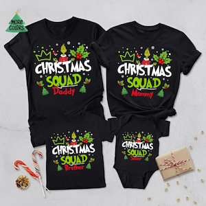 Benutzerdefinierte Grinch Familie Name T-Shirt, Weihnachten 2026 Passende Grinch Squad Familie Outfit, personalisierte Grinch Hand Herz Shirt, trendiges Shirt