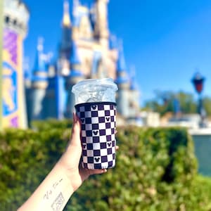 Disney Mickey Inspiriert Checker Cup Ärmel | Mittlere Cup-Ärmel | Handgestaltete Tassenärmel | Benutzerdefinierte Tassenärmel | Mittlere Hülse | Disney