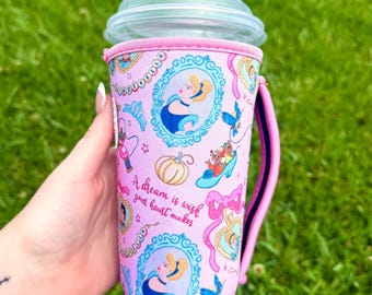 Funda para taza inspirada en el medallón de Cenicienta de Disney / Funda grande para taza con asa / Funda diseñada a mano / Funda para taza personalizada / Funda grande
