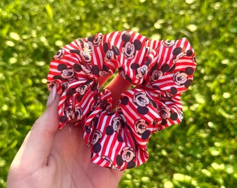 Disney Musse Pigg randig satin scrunchie | Disney anpassad scrunchie | Disney tillbehör | Disney håraccessoar | Musse Pigg scrunchie