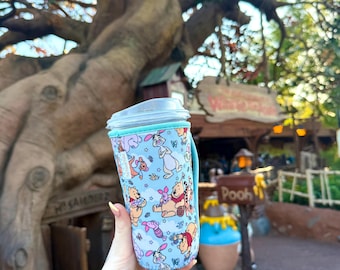 Funda grande para taza con asa de Winnie the Pooh inspirada en Disney / Funda grande para taza / Portavasos Disney / Grande con asa / Café / Bebida Disney