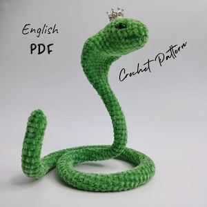 Virkmönster till grön orm, flexibel amigurumi i PDF-format, berlock med krönt väska, maskot till året 2025