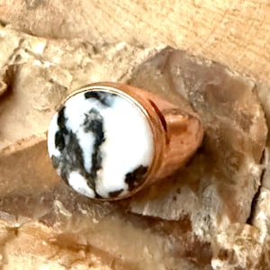 Eleganter Statement-Ring aus weißem Büffel-Türkis und glänzendem Kupfer, Größe 9,5, Unisex