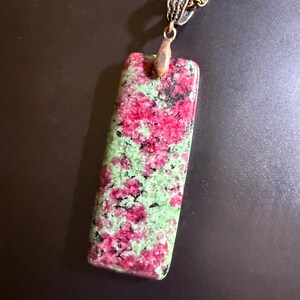 Collier à pendentif rectangle en cristal, pierre précieuse rose et rubis zoisite (anylite) rubis