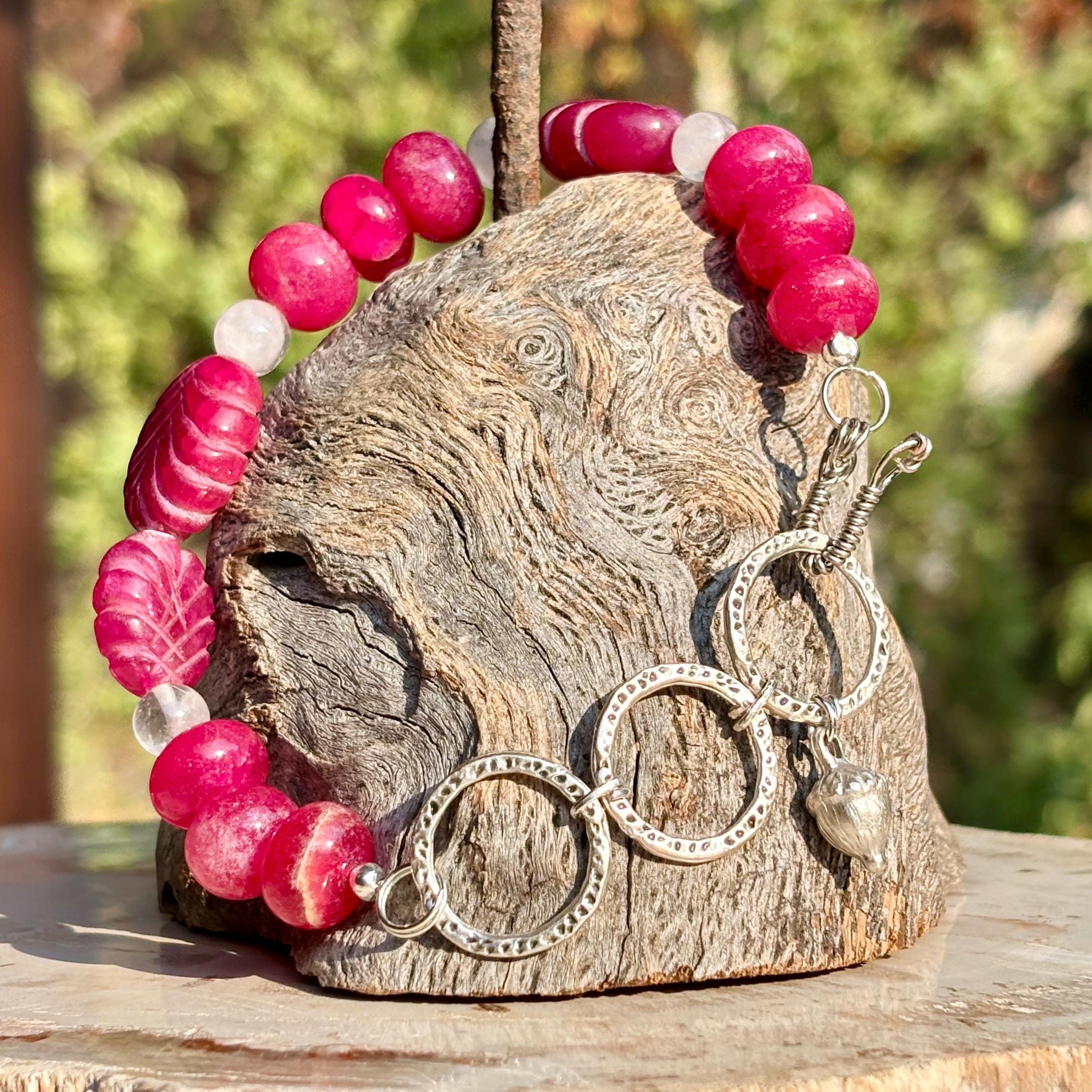 ピンクルビーとホワイトクォーツのどんぐりチャームブレスレット