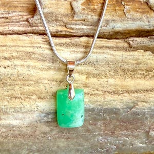 Collar con colgante rectangular de cristal de crisoprasa verde