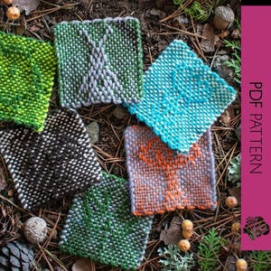 Op de afbeelding: Een verzameling vierkante gebreide onderzetters in verschillende kleuren, waaronder groen, blauw en oranje, elk met een boomontwerp. De onderzetters hebben een getextureerde afwerking. De afbeelding bevat ook de tekst "PDF PATTERN" op een roze achtergrond.
