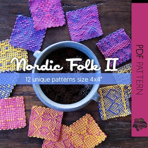Peut inclure: Plusieurs motifs carrés tissés colorés, chacun d'environ 10x10 cm, disposés autour d'un pot gris. Les motifs présentent diverses combinaisons de couleurs, dont le rose, le bleu et le jaune. Le texte "Nordic Folk II" est affiché.
