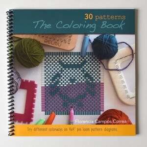 Könnte beinhalten: Ein Spiral-Malbuch mit dem Titel "The Coloring Book" mit dem Text "30 patterns". Das Cover zeigt ein gewebtes Muster mit Garn und Webwerkzeugen. Das Buch enthält den Namen des Autors, Florencia Campos Correa, und Anweisungen zum Ausprobieren verschiedener Farbkombinationen auf 10,16 cm x 10,16 cm großen Webmustern.