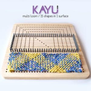 Peut inclure: Un métier à tisser en bois avec le texte "KAYU" et "multi loom / 15 formes en 1 surface". Le métier à tisser a des chevilles métalliques disposées en différentes formes, avec une pièce tissée bleue et jaune en bas.