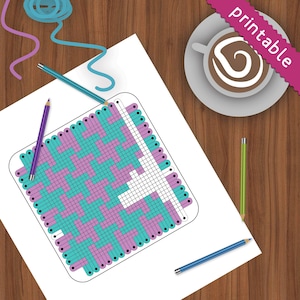 Puede incluir: Patr&oacute;n de tejido imprimible con una cuadr&iacute;cula de cuadrados para colorear en azul verdoso, morado y blanco. El patr&oacute;n est&aacute; rodeado por un contorno negro y tiene puntos negros alrededor de los bordes.