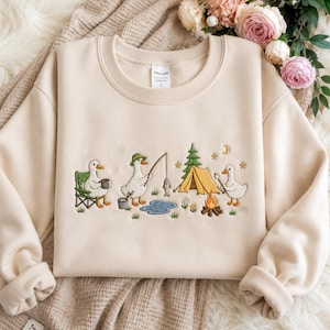 Sweat-shirt brodé en forme d'oie de camping, col rond de camping drôle de canard, pull en canard de randonnée, cadeau mignon pour amateur de plein air, sweat-shirt pour feu de camp de pêche