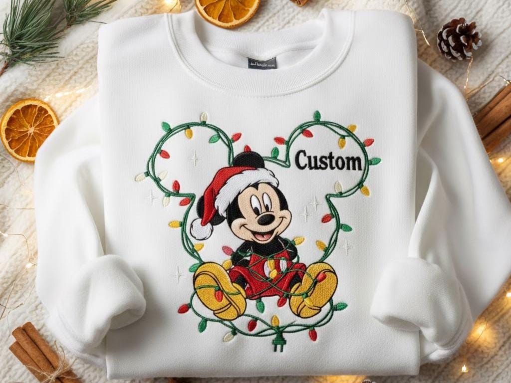刺繍入りミッキークリスマスライトスウェットシャツ、パーソナライズ 