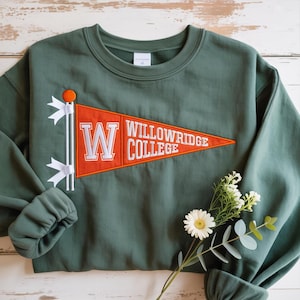 Aangepaste universiteitssweater, collegewimpel geborduurde ronde hals, retro campusgeest trui, gepersonaliseerd School Pride-shirt