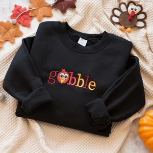 EMBROIDERED verschnallen Sweatshirt, süsses Truthahn Thanksgiving Shirt, Herbst Friendsgiving Rundhalsausschnitt, Türkei Tag Pullover, Thanksgiving Kinder Shirt