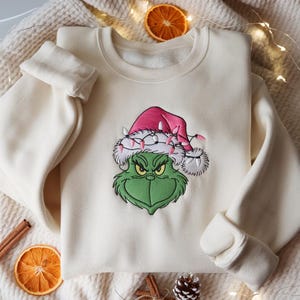 刺繍入りグリンチ クリスマス ライト スウェットシャツ、グリンチマス シャツ、グリンチ クリスマス シャツ、クリスマス シャツ、クリスマス ファミリー 2025 シャツ