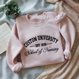 Benutzerdefinierte College besticktes Sweatshirt, Stickerei Rundhalsausschnitt, Universitäts-Shirt, personalisiertes Sweatshirt und T-Shirt, Abschlussgeschenk für Freund