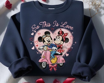 刺繍入りミッキー＆ミニー「So This Is Love」スウェットシャツ、ディズニーバレンタインプルオーバー、ミッキー＆ミニースクーターセーター、ロマンティックカップルTシャツ