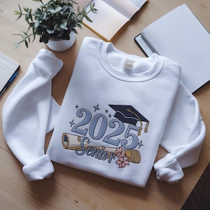 Sudadera bordada de la clase 2025, sudadera de cuello redondo para estudiantes de último año de 2025, sudadera de graduación para ella, suéter con diploma, camiseta de graduación, clase 2025