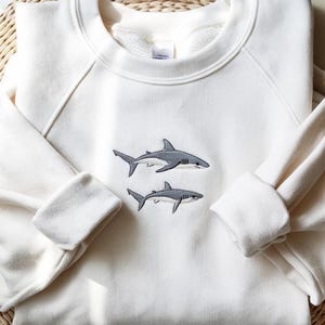 BESTICKTES Hai-Sweatshirt, Minimales Ozeantier Rundhalsausschnitt, Weißer Hai Shirt, Unisex-Pullover für Strandliebhaber, Meeresleben Geschenk Bild 2